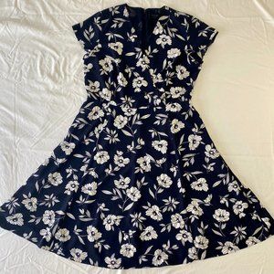 Ann Taylor Navy and White Floral Print Flutter Sleeve Dress in Size 14
